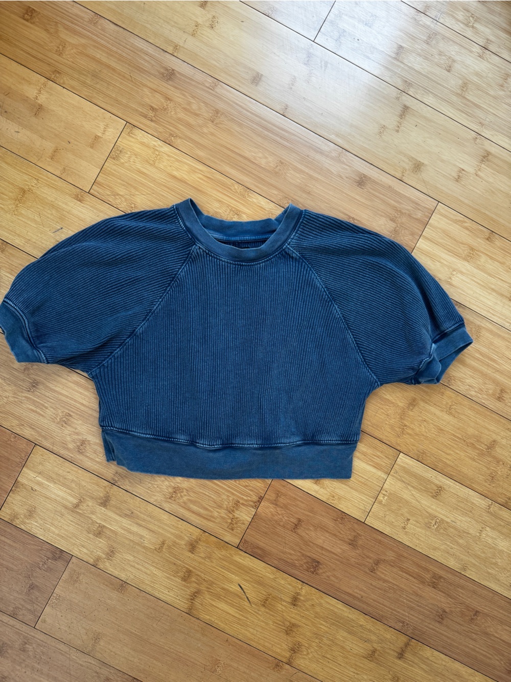URBAN OUTFITTERS cropped top in navy
